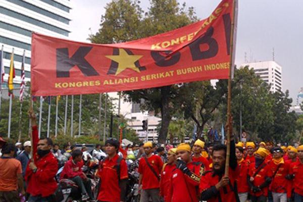 Dua Kelompok Buruh Berdemo di Depan Balai Kota