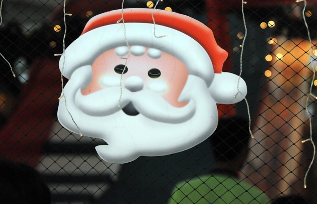 Menyambut Natal Karyawan Pusat Perbelanjaan Berpakaian Ala Sinterklas