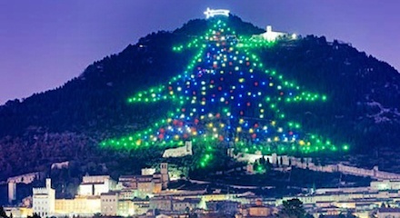 Kota di Italia Nyalakan Pohon Natal Terbesar di Dunia