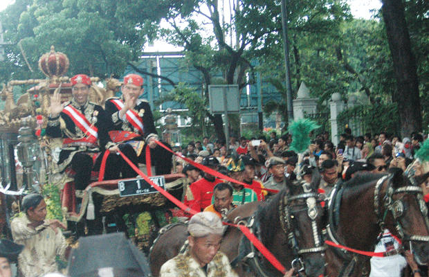 Kirab Pagelaran Agung Keraton Sedunia: Kereta Jokowi-Basuki yang Ditunggu Warga 