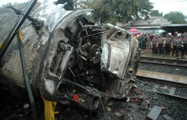 10 Meninggal, KRL Commuterline Tabrak Truk Tangki BBM di Bintaro