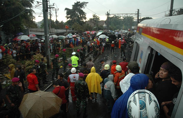 10 Meninggal, KRL Commuterline Tabrak Truk Tangki BBM di Bintaro
