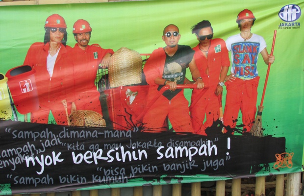 Sampah Jakarta: Spanduk Slank, Nyok Bersihin Sampah