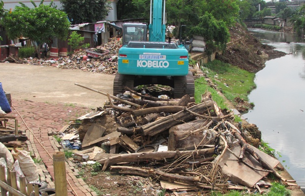 Sampah Jakarta: Spanduk Slank, Nyok Bersihin Sampah