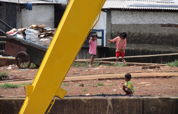 Anak Jakarta: Bermain Dekat Pintu Air di Jakarta Timur 