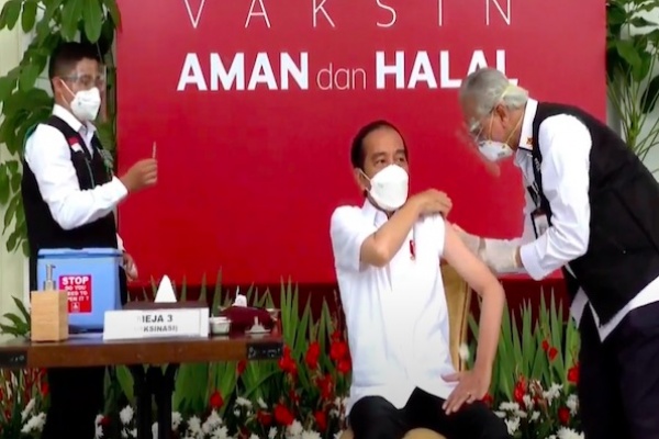 Presiden Joko Widodo Menerima Suntikan Vaksin COVID-19