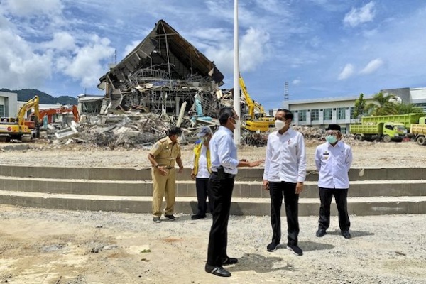 Jokowi Mengunjungi Korban Gempa di Mamuju