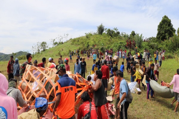 Bantuan bagi Korban Gempa Sulbar di Daerah Terisolasi Dikirim dengan Helikopter