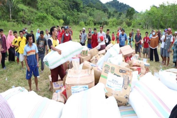 Bantuan bagi Korban Gempa Sulbar di Daerah Terisolasi Dikirim dengan Helikopter