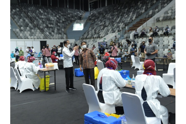 Vaksinasi Massal COVID-19 di Gelora Bung Karno Jakarta