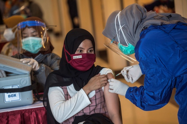 Vaksinasi Massal COVID-19 di Gelora Bung Karno Jakarta