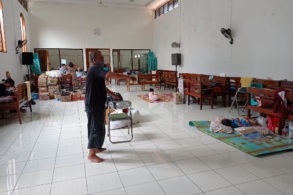 BPK PENABUR Salurkan Sembako untuk Korban Banjir Pamanukan