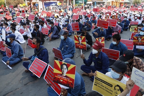 Aksi Protes Setelah 15 Hari Kudeta di Myanmar