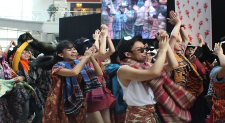 Flash Mob Sarung di Bandung 