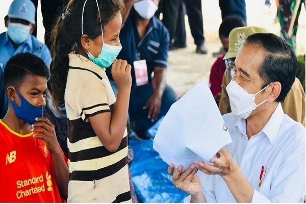 Jokowi dan Anak-anak Korban Siklon Tropis Seroja di NTT
