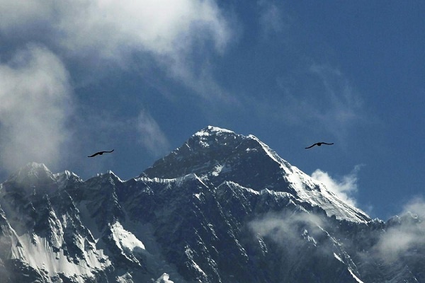 Pendaki Tertua dan Perempuan Tercepat Capai Puncak Everest