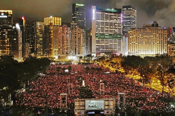 Dari Tahun ke Tahun Acara Menyalakan Lilin di Victoria Park, Hong Kong
