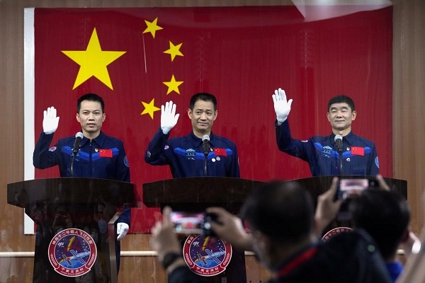 China Tiga Awak ke Stasiun Luar Angkasa