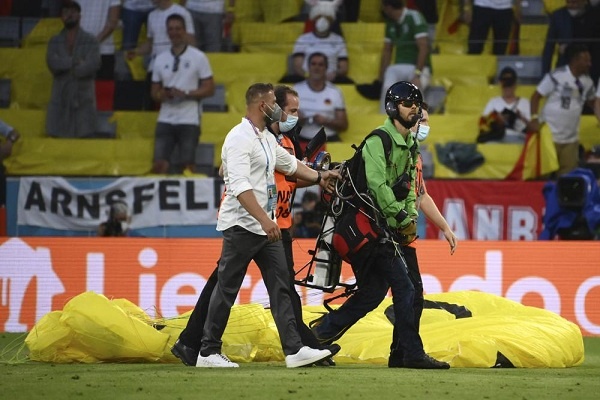Buntut Penerjun Mendarat di Stadion, Greenpeace Minta Maaf 