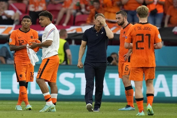 De Boer Mundur sebagai Pelatih Tim Nasional Belanda
