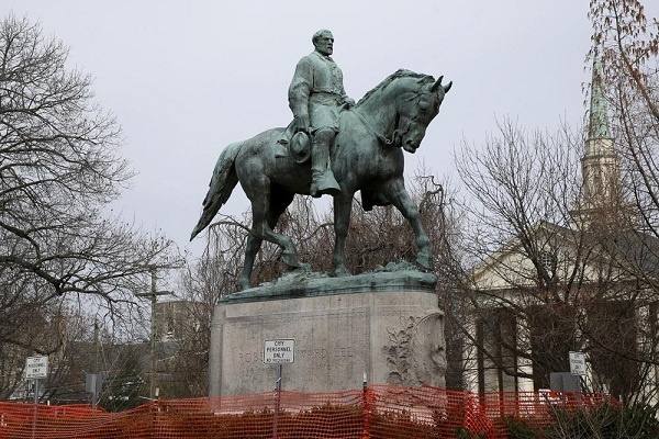 Patung Jenderal Konfederasi AS, Robert E Lee, Dipindahkan