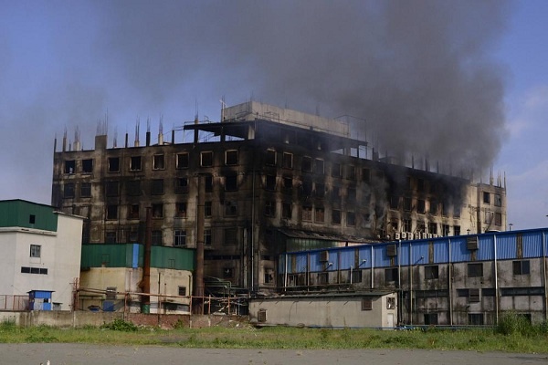 Bangladesh: Delapan Ditangkap, karena Kebakaran di Pabrik Makanan