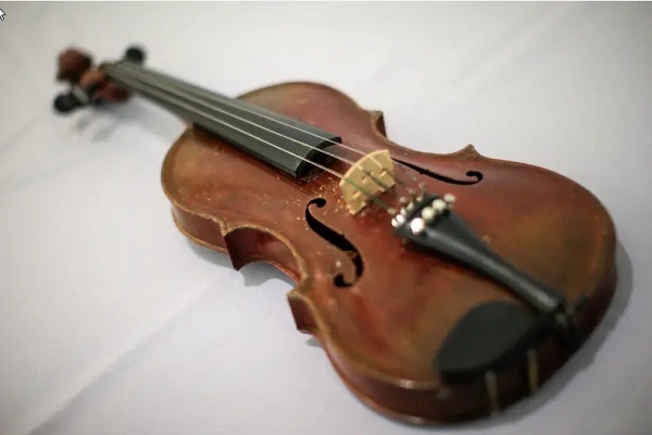 Sebuah Konser Musik Menampilkan Violin dari Holocaust Austchwitz