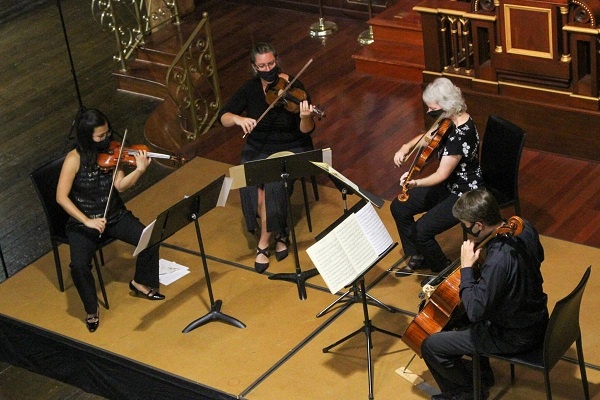 Sebuah Konser Musik Menampilkan Violin dari Holocaust Austchwitz