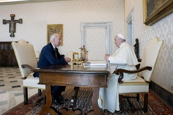 Paus Katakan Joe Biden Harus Terus Terima Komuni