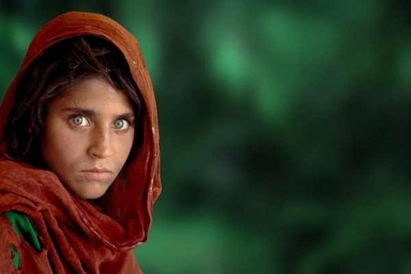 Italia Beri Perlindungan bagi "Gadis Afghanistan Bermata Hijau"