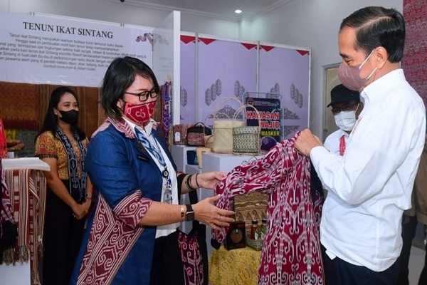 Jokowi Beli Jaket dari Kain Tenun Dayak Sintang