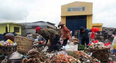 Pekerja Pengelola Sampah Rentan Penyakit 