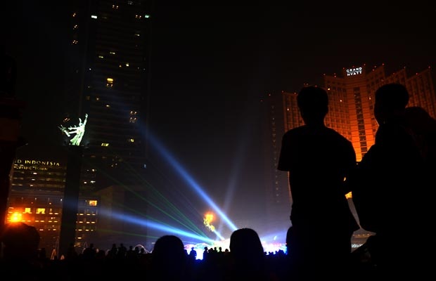 Ratusan Ribu Warga Jakarta Padati Bunderan HI Rayakan Pergantian Tahun