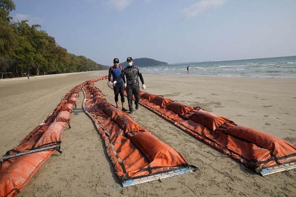 Thailand Berjuang Mengatasi Tumpahan Minyak di Laut